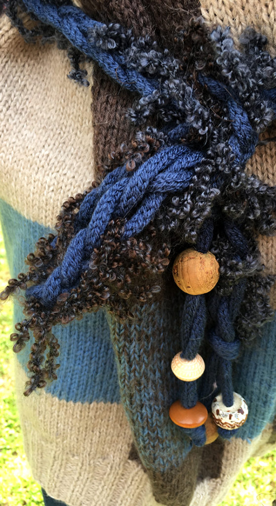 Création tricot fait main, veste tricot fait main, patchwork en laine pour cette veste tricotée main ceinture perles